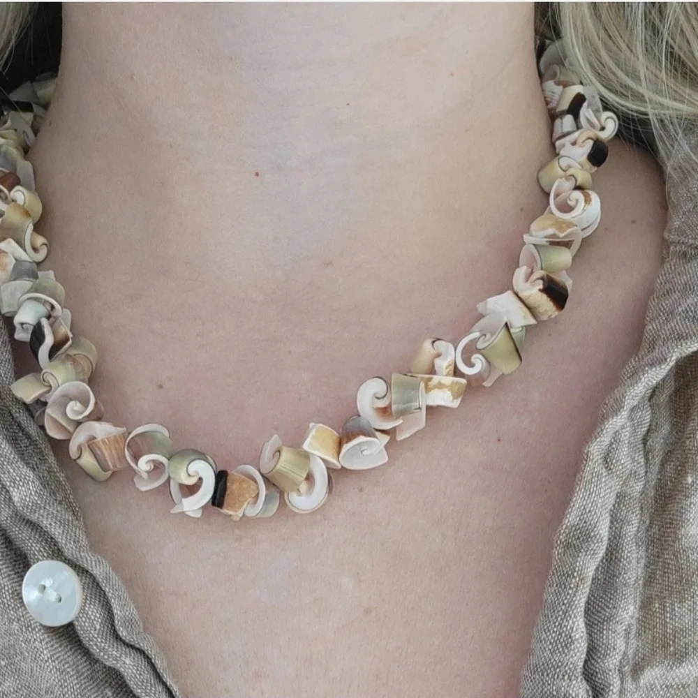 Shell Necklace - Picture 2 of 4